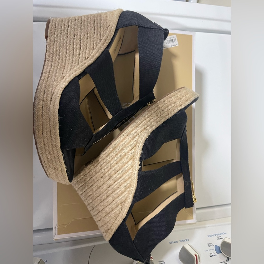 MK Sandals , sisee 9.5 used 1 time /like new